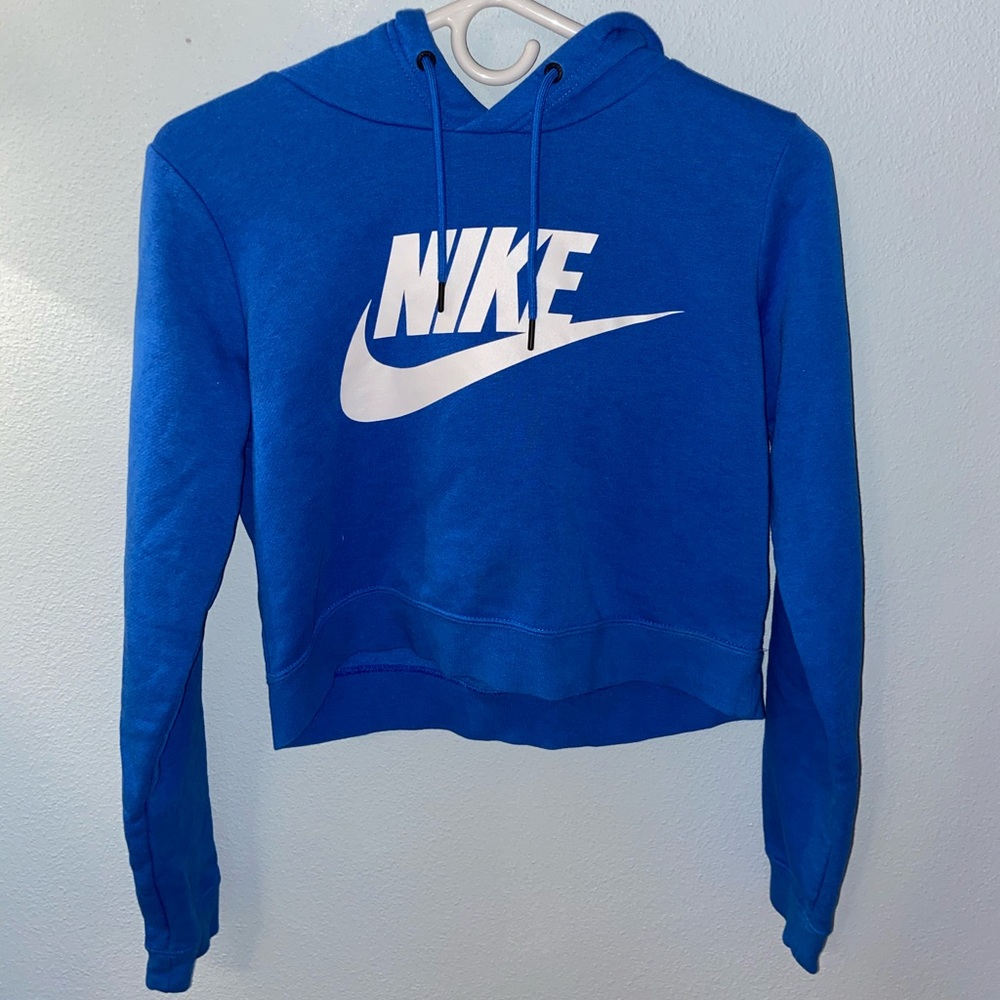 Cropped blue Nike sweatshirt